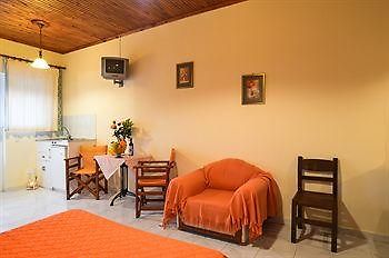 Artemis Studios And Apartments Psarou  المظهر الخارجي الصورة